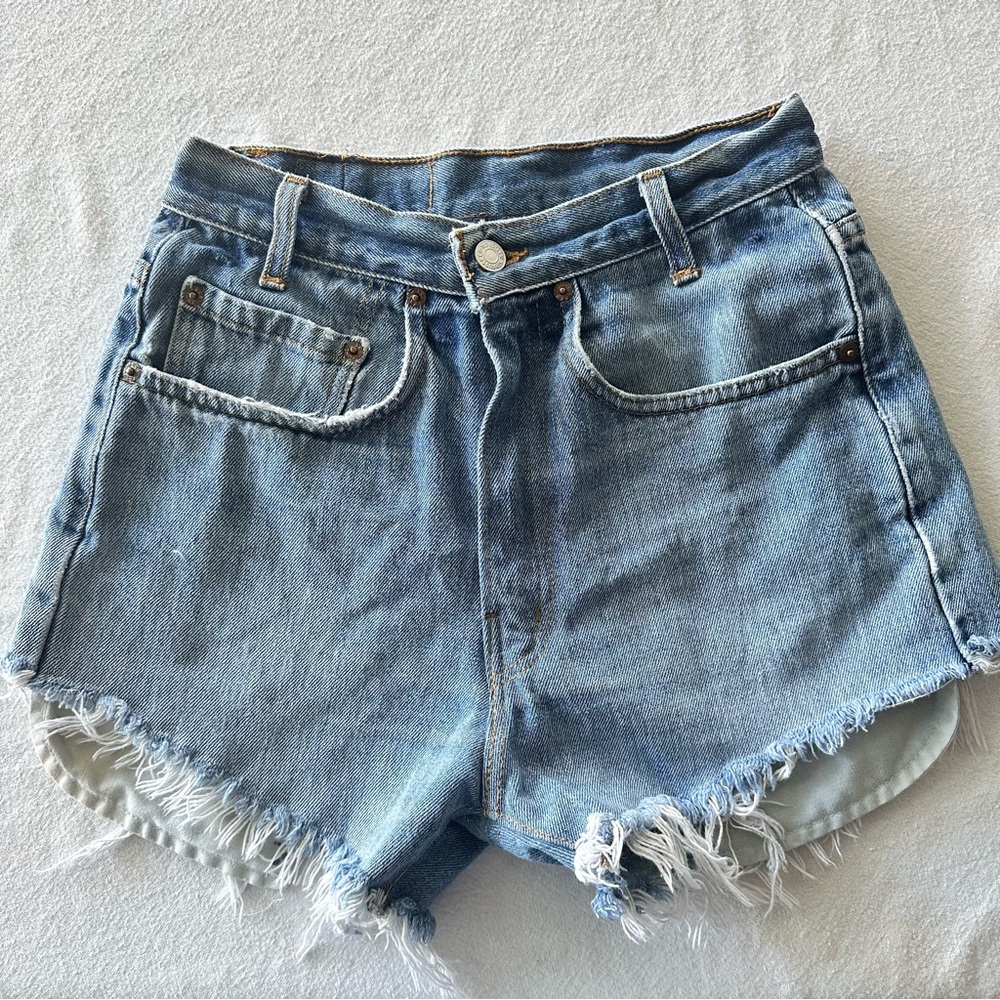 Levis 560 Women’s Denim Distressed Frayed Hem Shorts Size 26